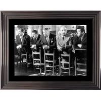 Affiche encadrée Noir et Blanc: Les Tontons Flingueurs - Scène à l'église - 50x70 cm (Cadre Glascow)